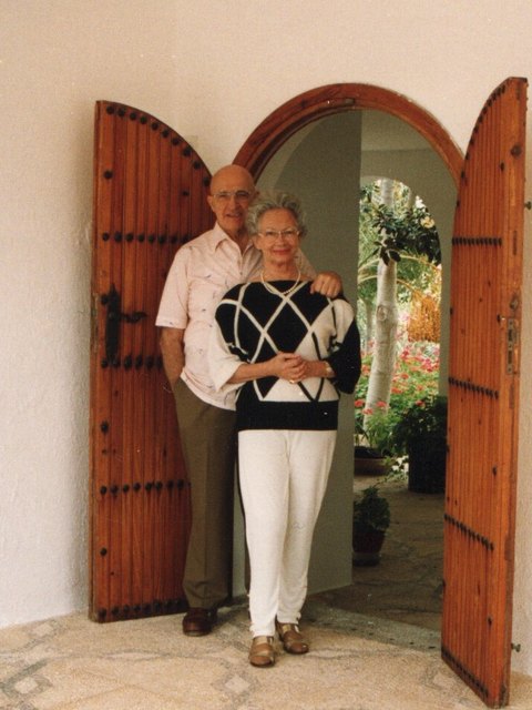 Alfred et Léna Tomatis à Carboneras (Espagne), où il animait des sessions de formation l'été.