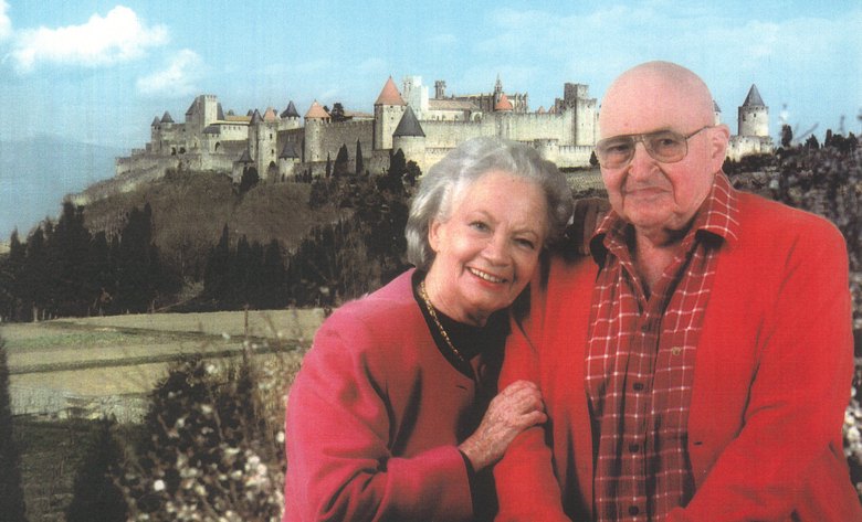 Alfred et Léna Tomatis devant la cité médiévale de Carcassonne