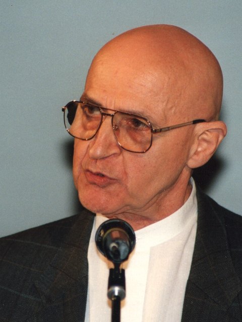 Alfred Tomatis lors d'une conférence.