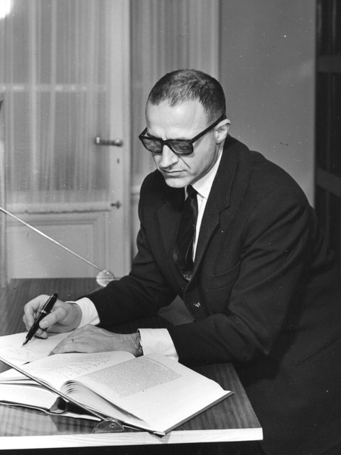 Alfred Tomatis annotant un ouvrage au début de sa carrière